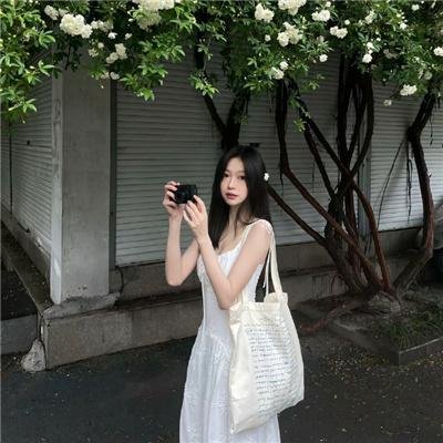 男孩在唱歌